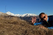 56 Autoscatto di vetta (1474 m) a strapiombo sui dirupi verso la Val Parina
